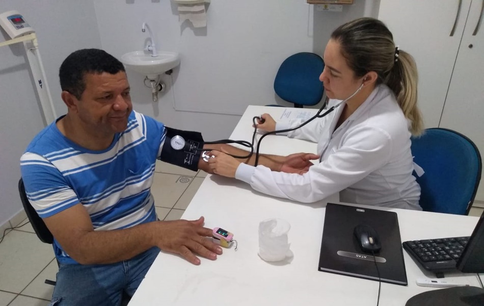 Homem engasgado com pedaço de carne é salvo por policiais de Caldas Novas