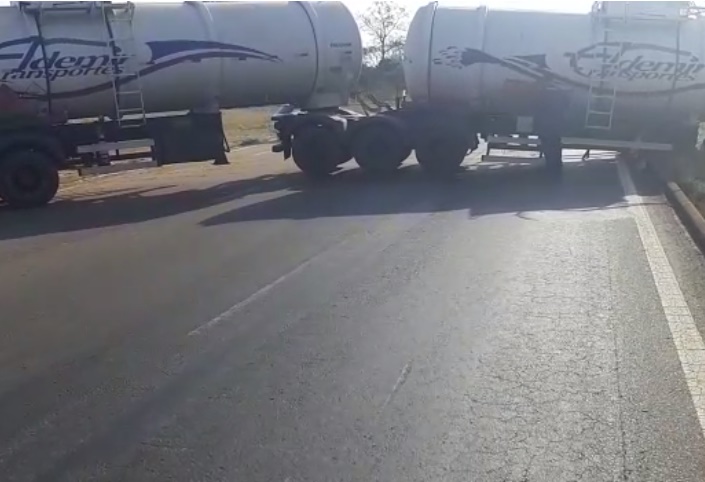 Carreta ficou atravessada no meio da BR 060