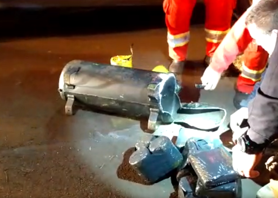 Cilindro estava escondido no porta-malas de um HB20 (Foto: Reprodução)