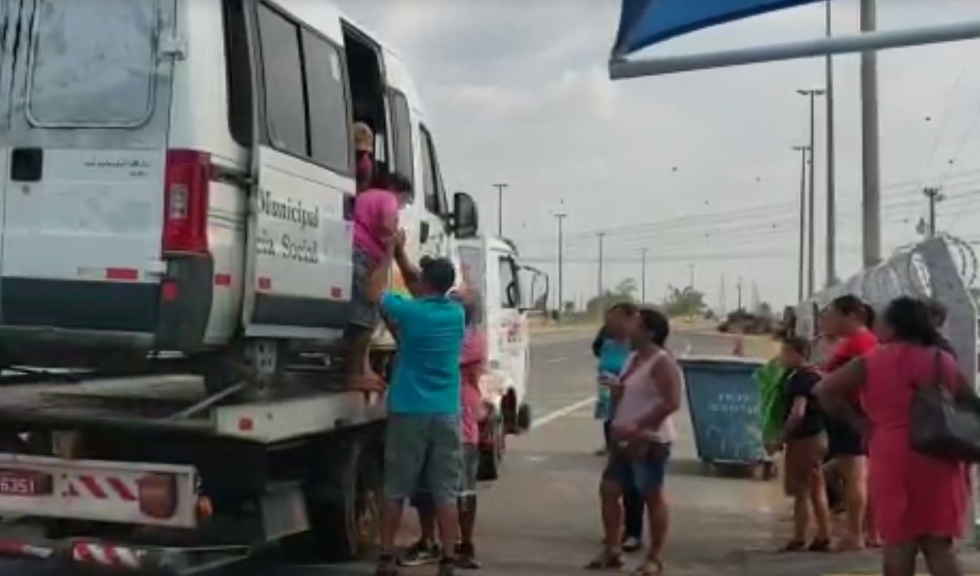 Van trafegava pela DF 003 e levava 16 passageiros, sendo 14 adultos e duas crianças (Foto: Divulgação / PRF)