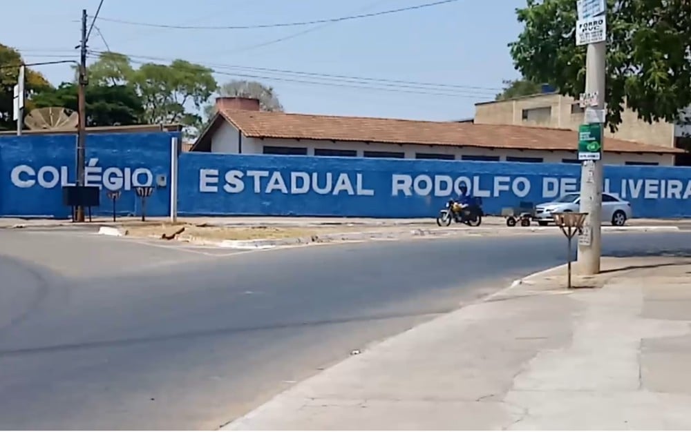 Perícia colhe urina de um dos alunos que foram intoxicados em colégio de Aparecida