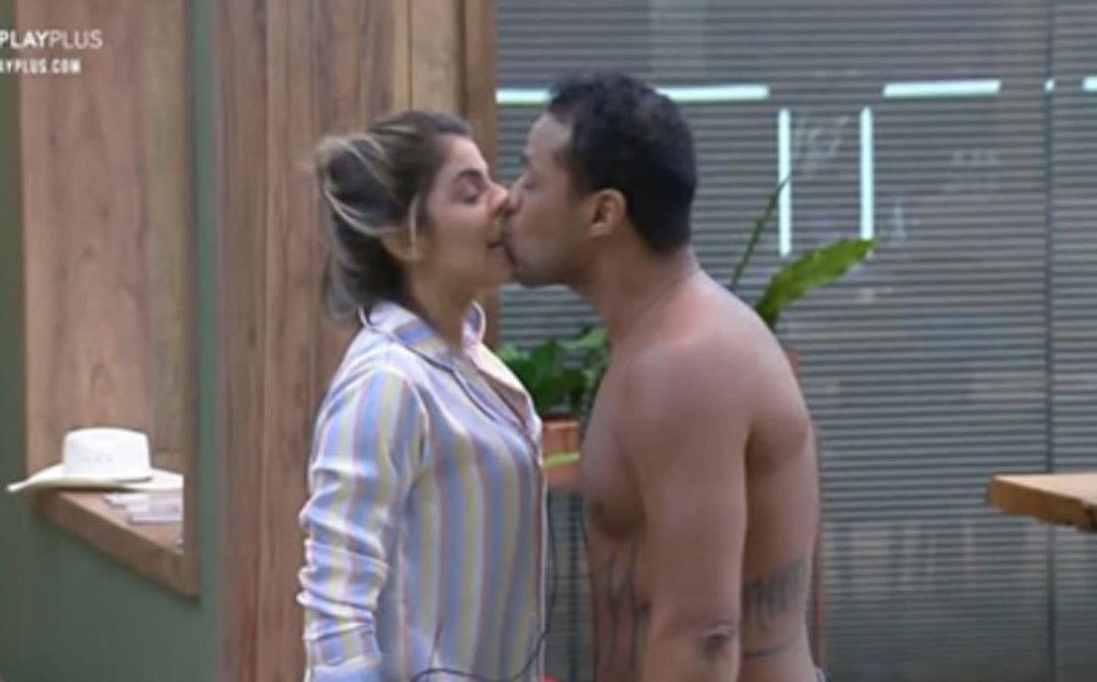 Phellipe beija Hari sem permissão