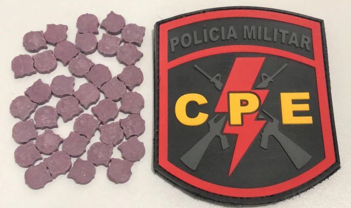 Durante a abordagem, os militares encontraram  uma porção de cocaína e um pacote com 36 comprimidos de ecstasy.