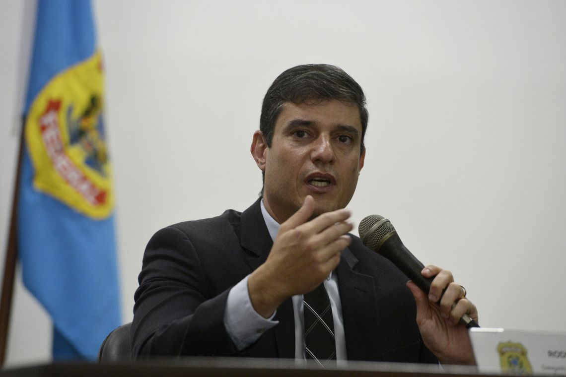 O delegado da regional de Combate ao Crime Organizado no Rio de Janeiro, Rodrigo Alves, presta esclarecimentos sobre as operações Postal Off e Radio Pirata na sede da Polícia Federal