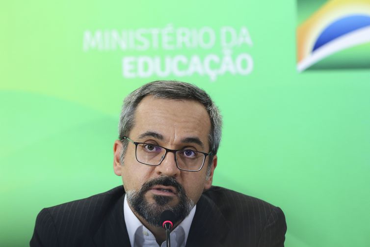 Adufg pede indenização por danos morais contra ministro da Educação