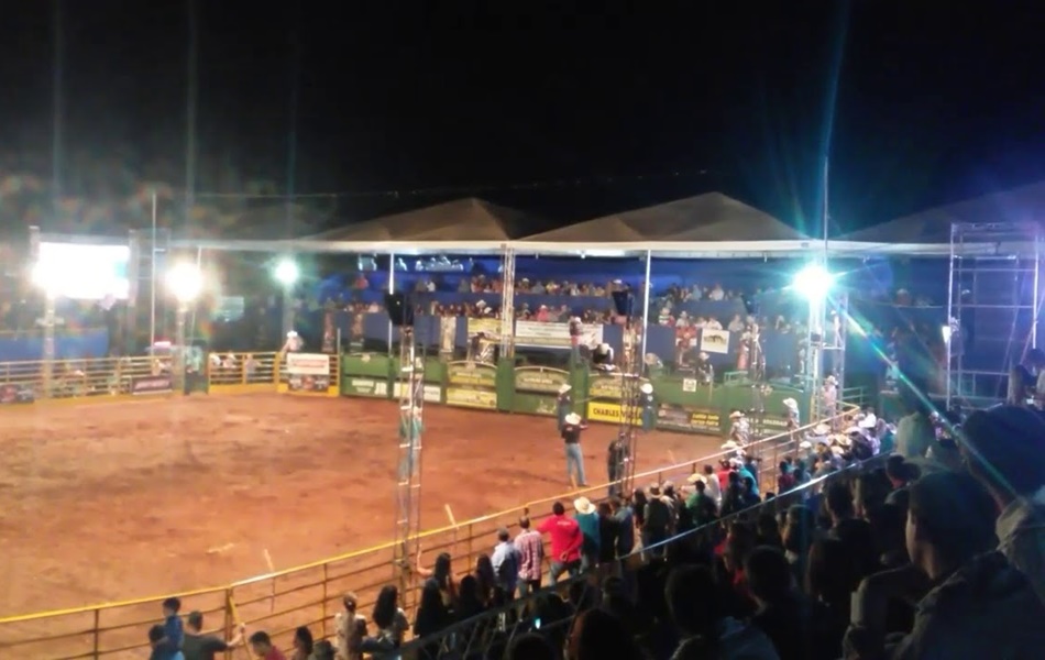 Festa do Peão de Bom Jardim teve acidente com fogos de artifício e um homem sofreu graves lesões nos olhos