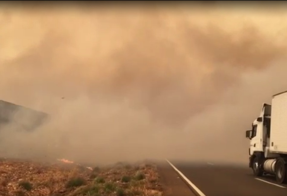 Fumaça deixou motoristas sem visibilidade na BR-060 e ambulância e outros veículos prosseguissem. Inalação de fumaça deixou motorista em choque