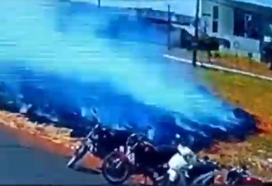 As motos estacionadas próximo ao fogo pertencem a funcionários do shopping