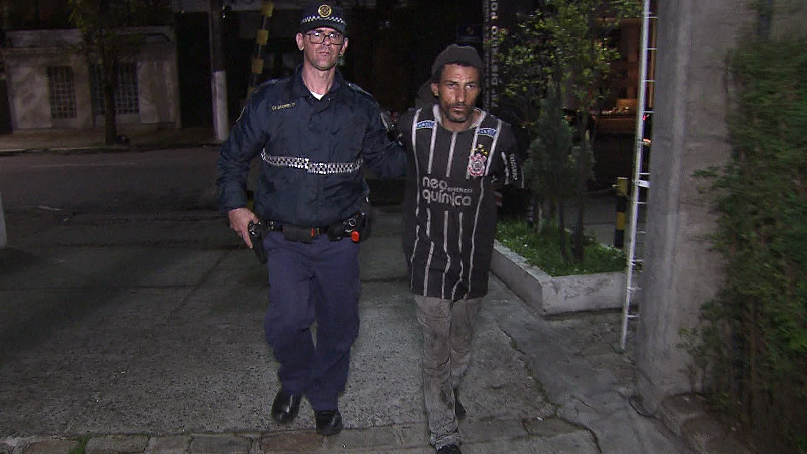 Homem é preso furtando peças de bronze dos túmulos do Cemitério da Consolação (Foto: Reprodução/ TV Globo )