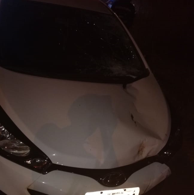 Carro atropelou o ciclista no acostamento enquanto tentava ultrapassagem 