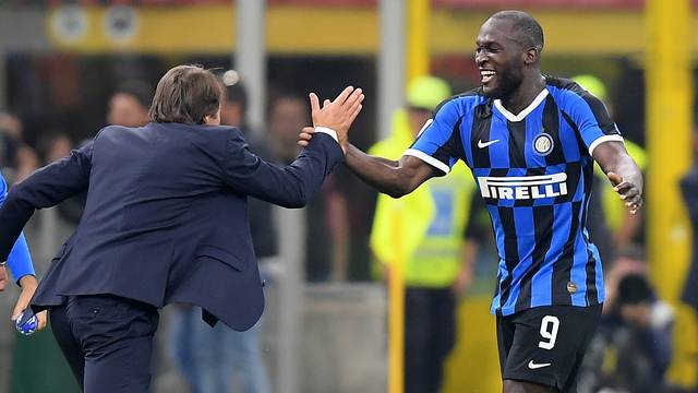 Romelu Lukaku comemora seu gol com o técnico Antonio Conte na vitória da Inter de Milão sobre o Milan