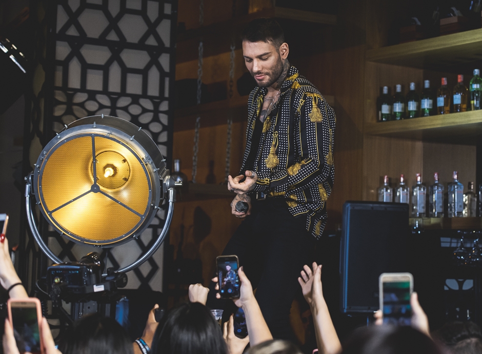 Lucas Lucco inicia projeto De Bar em Bar, em Goiânia, no Madalena Gastrobar