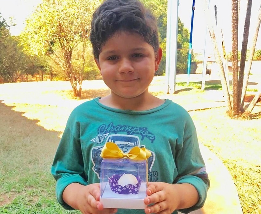 O menino Luiz Gustavo, segundo o padrasto Luizmar Nunes Estevam, gosta de colaborar com todo mundo, e está sempre ajudando um ou outro, e diz que ele quer ser policial da Rotam (Foto: Reprodução)