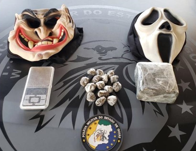 Além de maconha, a PM afirma que encontrou máscaras com o homem, que ele usaria para cometer roubos (Foto: Divulgação | Graer)