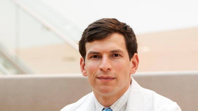 David Fajgenbaum foi diagnosticado com a doença de Castleman, um raro distúrbio autoimune que gera a produção excessiva de células nos gânglios linfáticos do corpo.