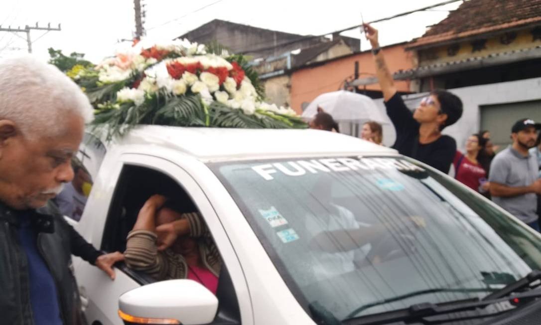 Caso Ágatha: cortejo é marcado por revolta e comoção.Sepultamento da menina de 8 anos ocorreu na tarde deste domingo, no Cemitério de Inhaúma