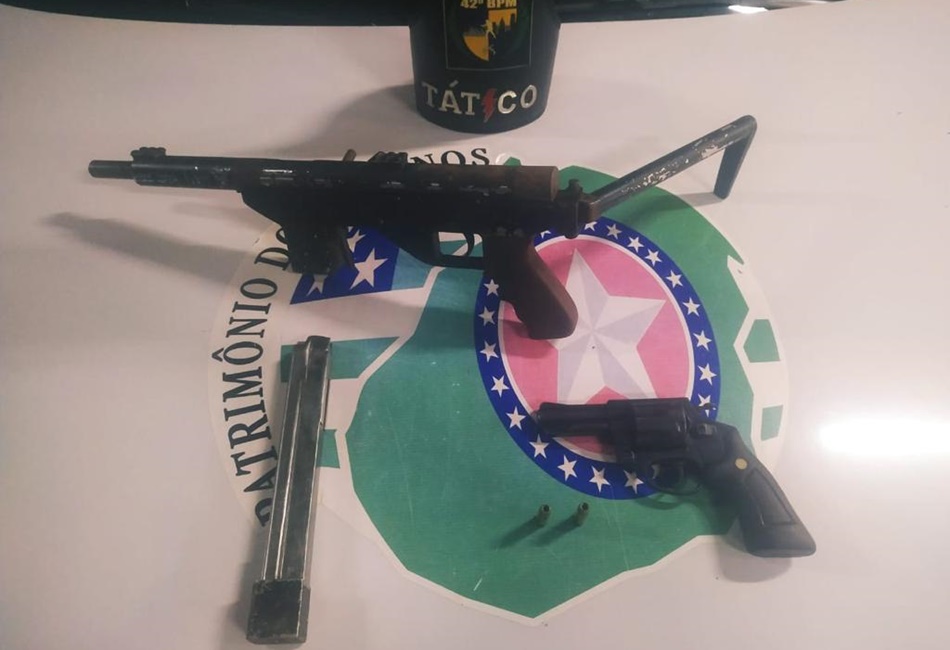 Metralhadora e revólver apreendidos com três suspeitos