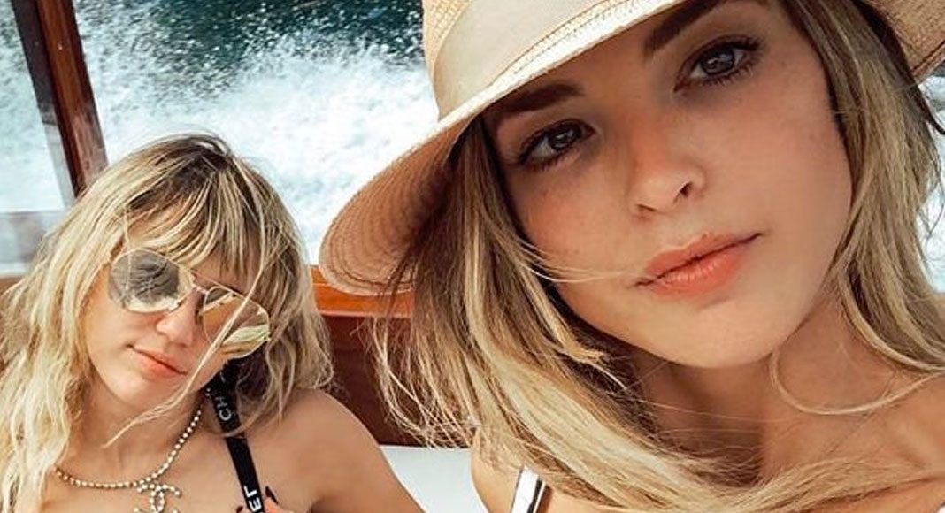 As duas apareceram juntas pela primeira vez após Liam Hemsworth anunciar que se divorciaria da cantora