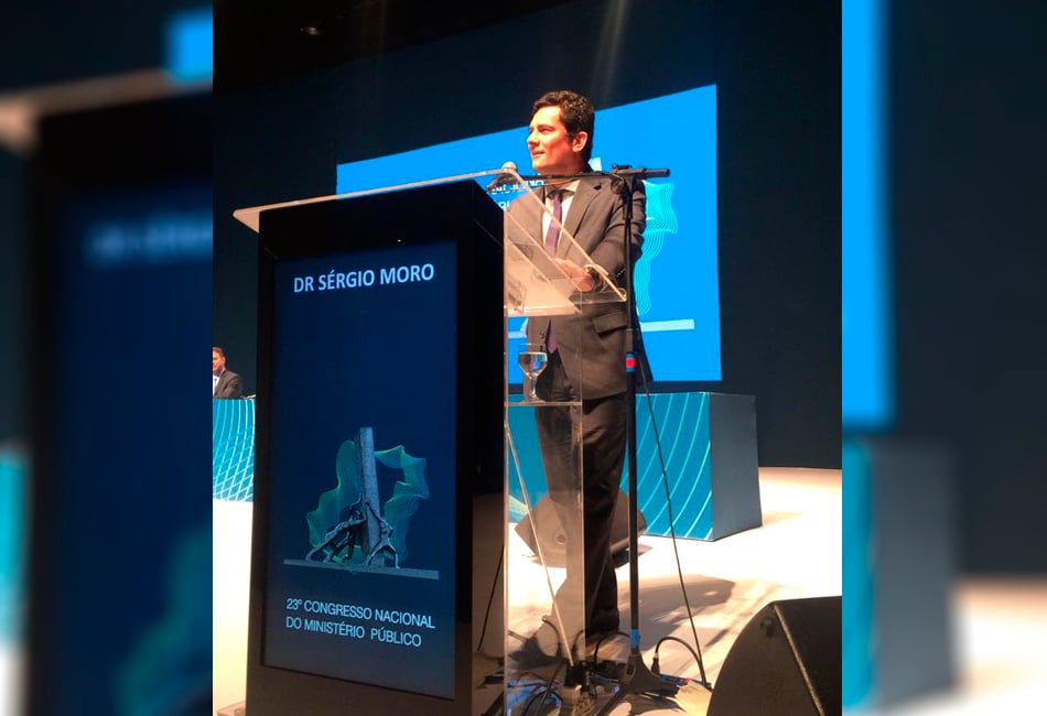 Sérgio Moro falou também sobre combate à corrupção. Para ele, apesar de "!alguns demonizarem" as Forças-Tarefas, elas são necessárias, em referência à da Lava Jato no MPF