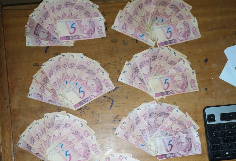 A polícia encontrou 70 notas falsas de R$ no guarda roupas da dupla