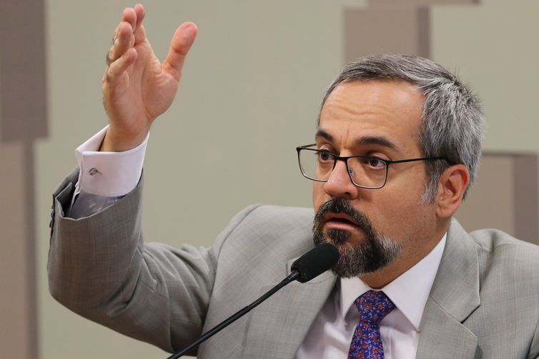 Weintraub usa direito de ficar calado em depoimento à PF