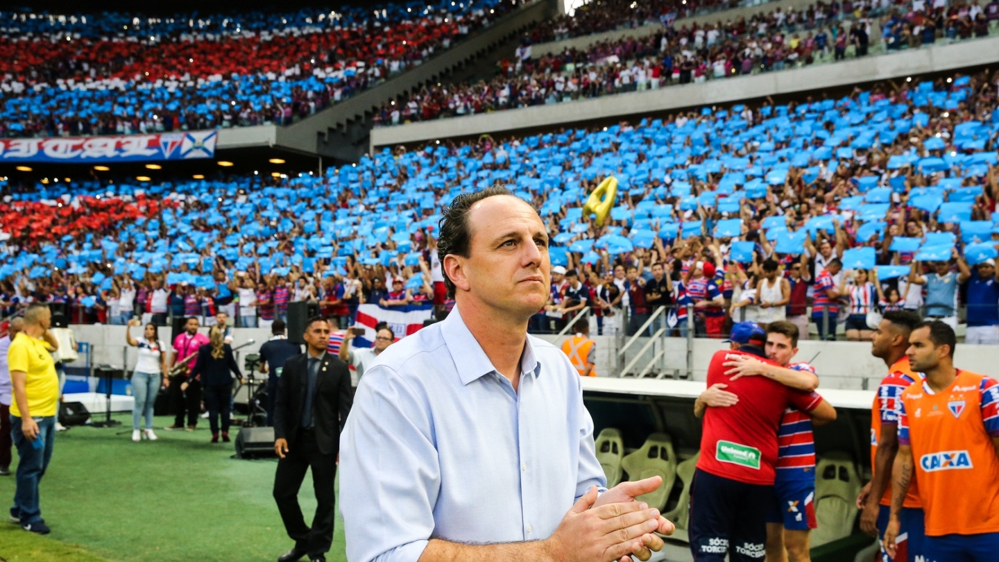 O Fortaleza anunciou, na manhã deste domingo (29), o retorno do treinador Rogério Ceni. O anúncio foi confirmado no Instagram do clube.