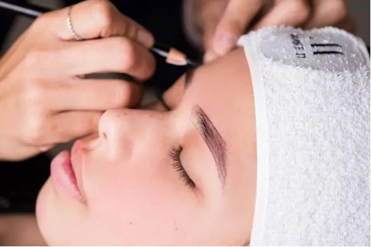 No projeto “Sobrancelhas do bem”, a micropigmentação é usada para ajudar pessoas que tiveram problemas com o crescimento dos pelos após o tratamento. (Foto: Divulgação)