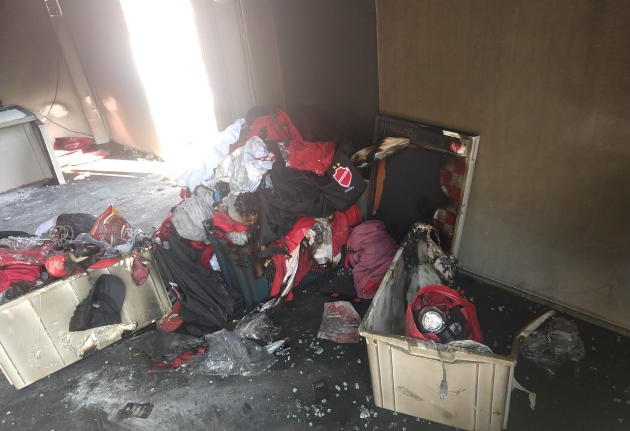 Loja do Vila Nova incendiada 