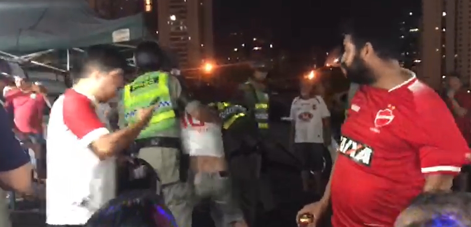 Torcedores do Vila Nova denunciam agressões e abuso de autoridade de PMs ao término do jogo entre o Tigre e CRB, na noite desta terça-feira (24). (Foto: Reprodução)