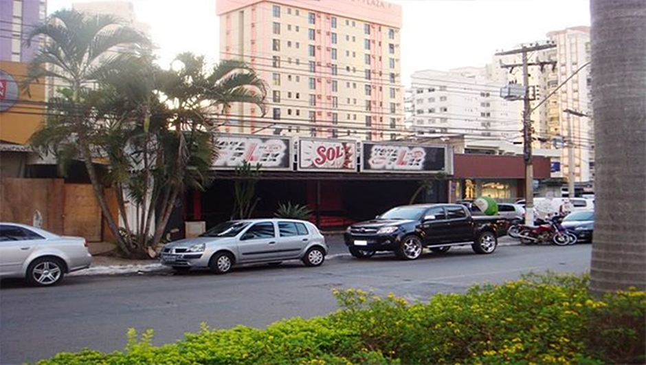 Boate Total Flex funcionava na Avenida República do Líbano; após matar a vítima, a travesti fugiu (Foto: Reprodução / Google)