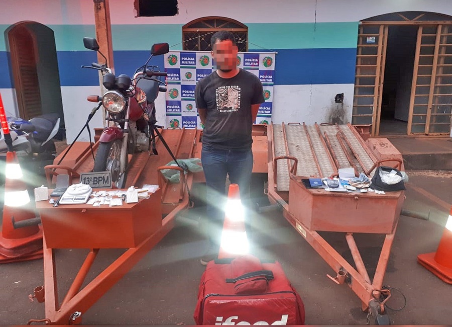 Suspeito de tráfico estava disfarçado de entregador. Homem tentou evadir, mas foi detido com cocaína em Blitz da PM