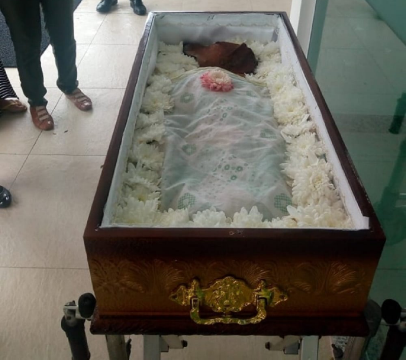 Enrolado em um lençol e cercado de flores, o cachorro recebe as mesmas honraria com as quais estamos acostumados a velar um ser humano. E, por isso, a repercussão foi grande.