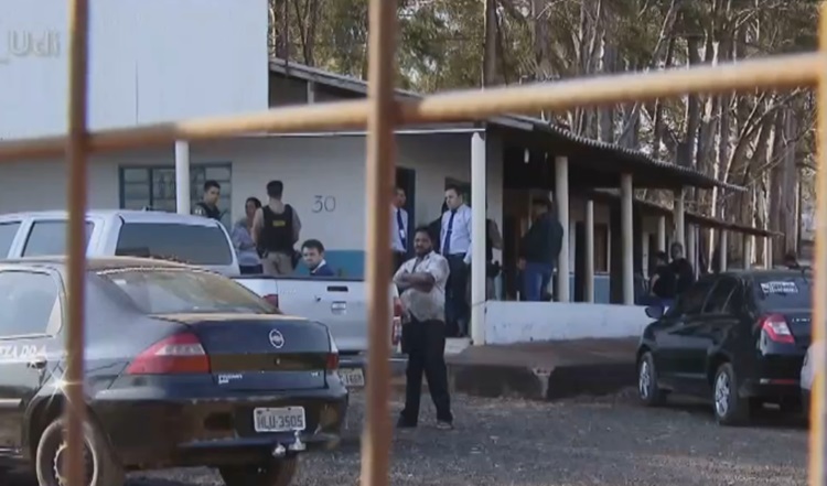 Prisão da filha ocorreu durante velório do idoso de 71 anos na frente de toda família da mulher.