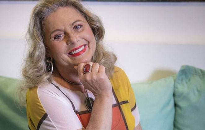 Aos 70 anos, atriz publicou clique no Instagram. Vera Fischer exibe boa forma de maiô: "Pernas, pra que te quero?!"; foto