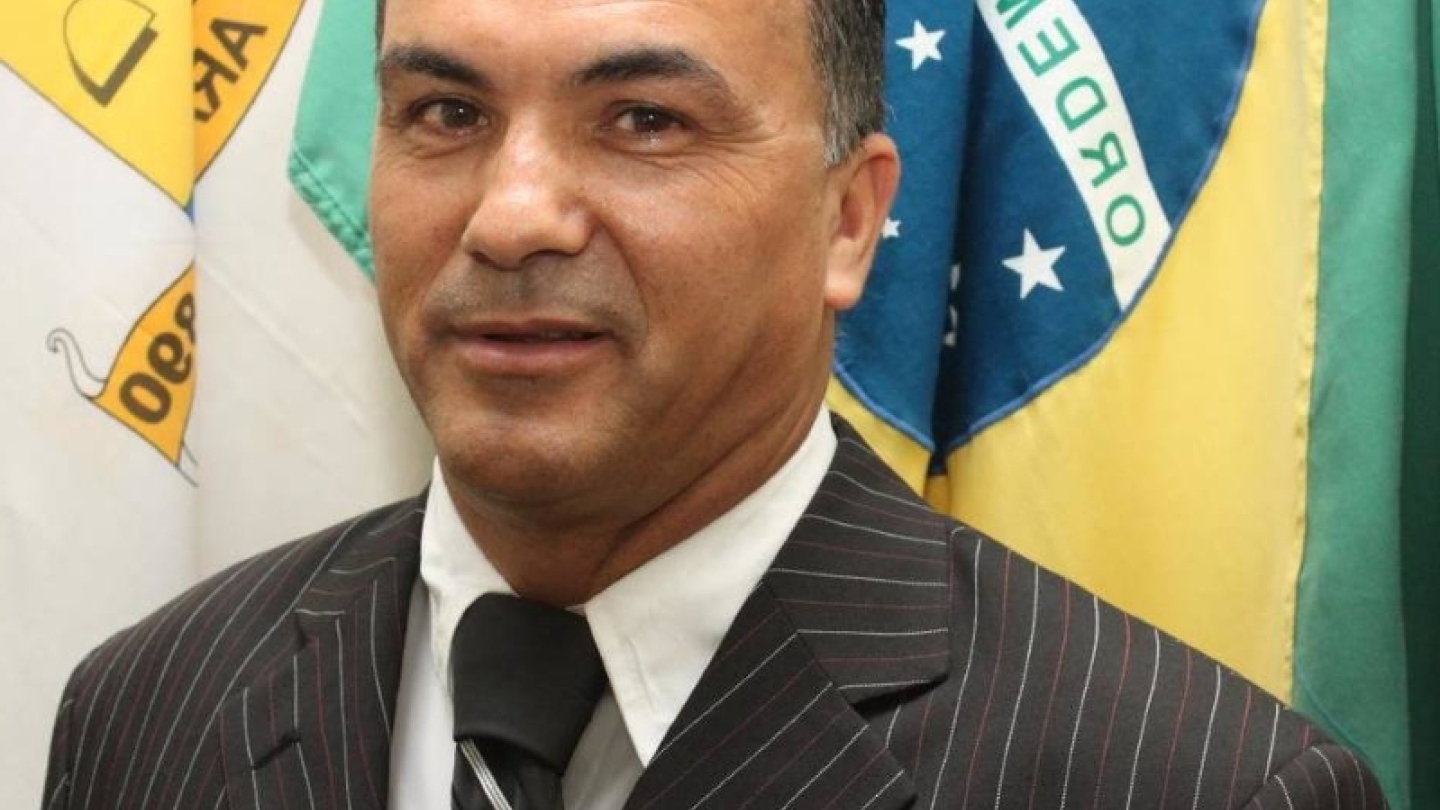 Segundo o Disque Denúncia, ele estava em um bingo, próximo ao bar da Amendoeira, em Araruama, quando, por volta das 19h25, dois homens armados passaram atirando