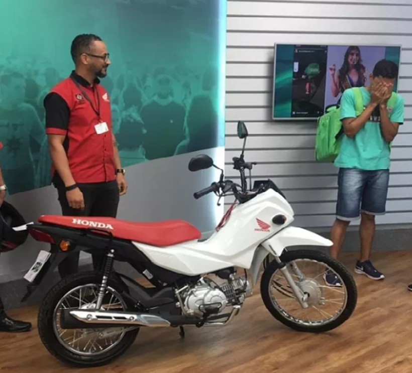 Depois de ser debochado por miss, entregador ganha moto, em Mato Grosso
