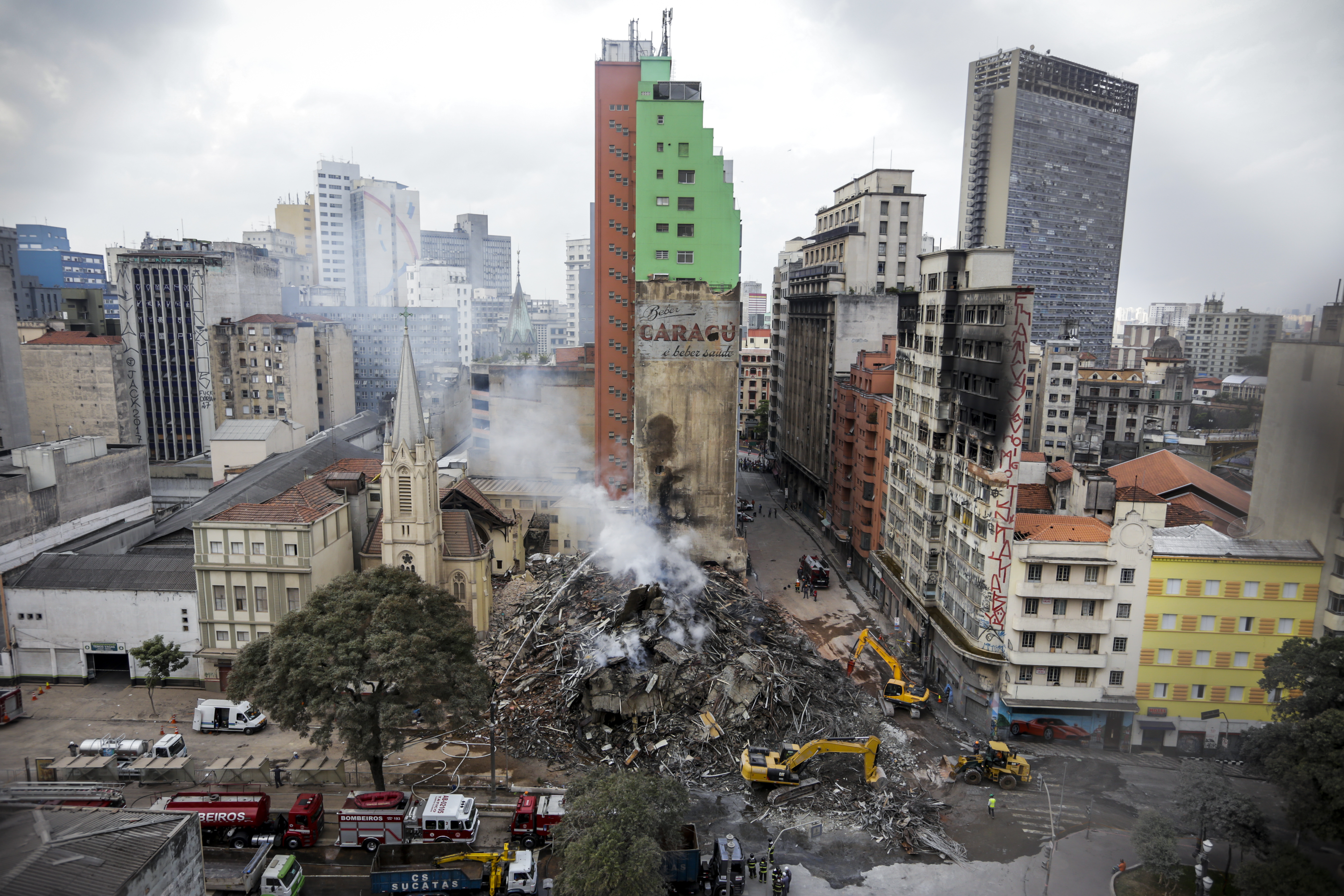 Prédio invadido desabado em incêndio no largo do Paissandu, centro de São Paulo