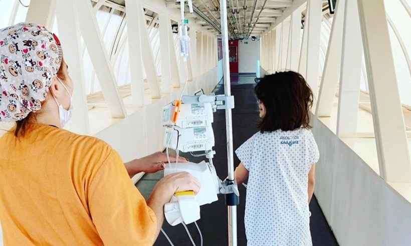 Menina de 8 anos fica à beira da morte após brincar com ‘slime’, em Brasília