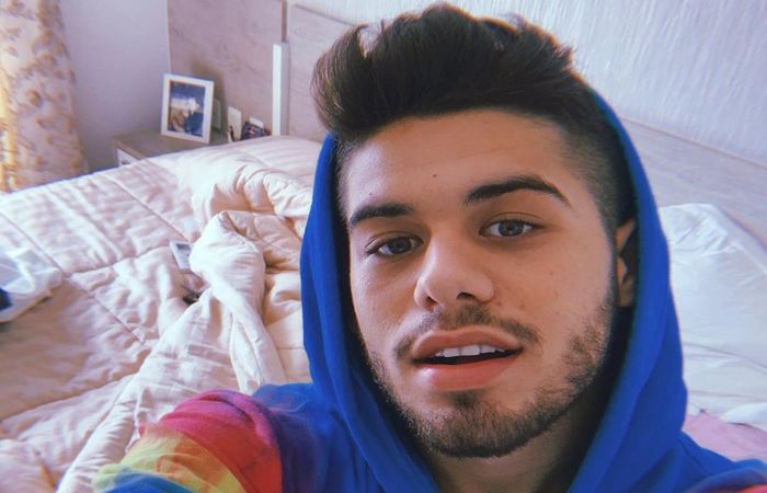 Em vídeos publicados em seu Instagram na terça-feira (22), o artista contou que foi diagnosticado com espondilite, um tipo de artrite inflamatória, que ainda não tem cura conhecida.