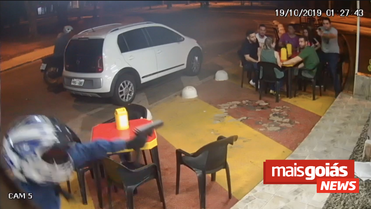 Uma tentativa de assalto a um pit dog que funciona no Parque das Laranjeiras, em Goiânia, por pouco não terminou em tragédia na madrugada deste domingo (20).