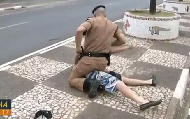 Capitão Gonçalves se preparava para dar uma entrevista quando uma mulher gritou que o celular dela havia sido roubado. Policial agiu de prontidão