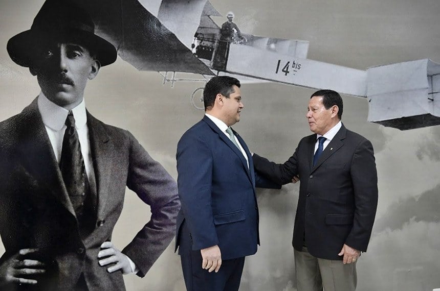 Mourão viaja para o Peru e Alcolumbre assume a Presidência