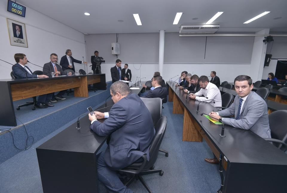 Projeto de venda das ações da Saneago tem emendas rejeitadas por relator e pedidos de vista