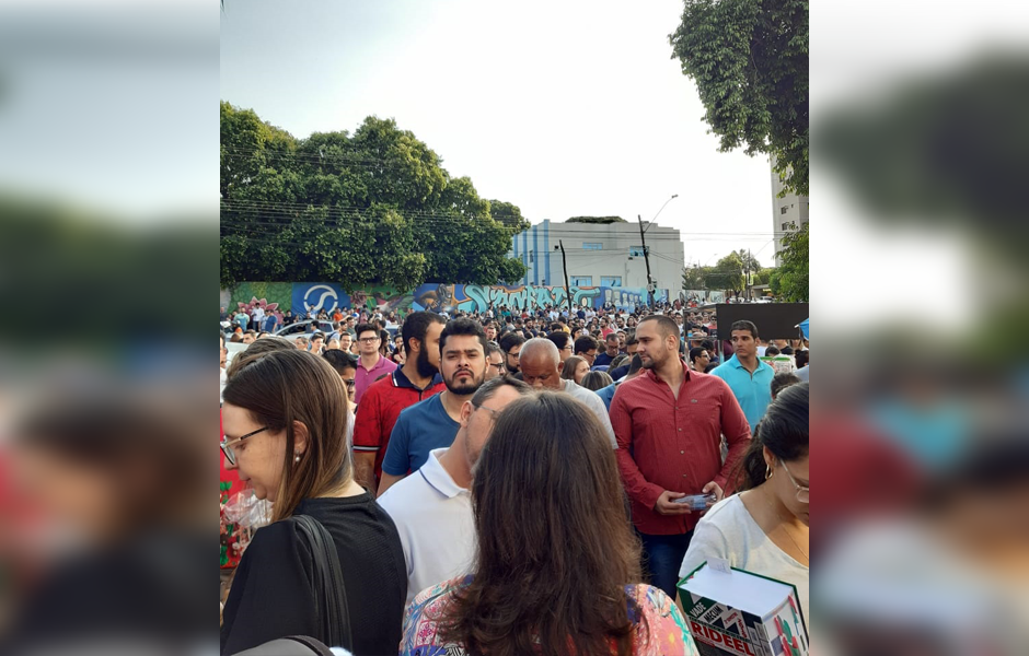 Candidatos aguardam abertura dos portões no Campus V da PUC. (Foto: Reprodução/Leitor Mais Goiás)