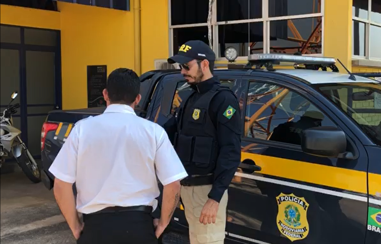 Motorista assumiu a direção do veículo em Campo Grande (MS) e levava os passageiros para Goiânia (Foto: Divulgação/PRF)