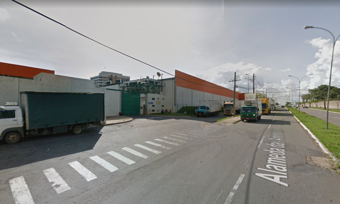 Bombeiros levaram 4h para conseguir remover todo o diesel da entrada de carga e descarga do atacadão (Foto: Reprodução / Google Street View)