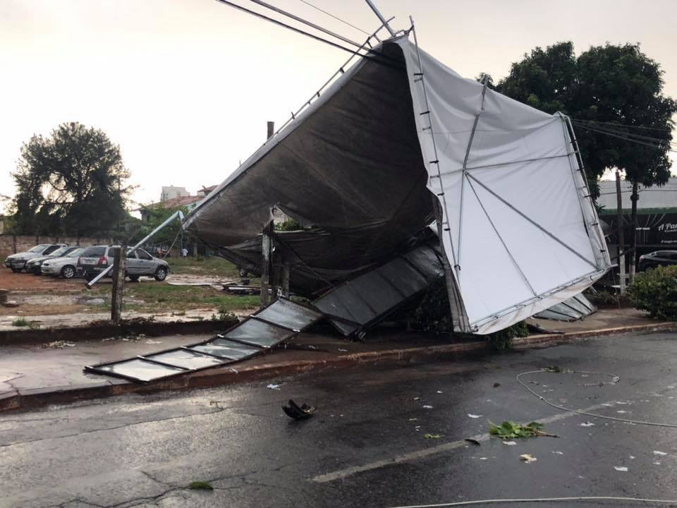Chuva e granizo deixaram vias alagadas e causou diversos estragos pelas ruas da cidade. Vento forte derrubou outdoors e fachadas de estabelecimentos (Foto: Leitor Mais Goiás)