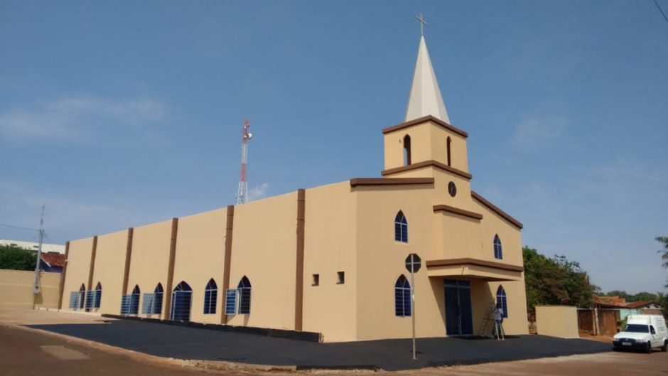 Reeducandos pintam igreja em Santa Helena de Goiás