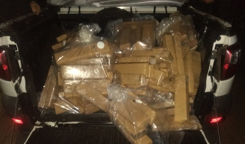 Dupla que transportava 300 quilos de maconha morre após troca de tiros em Posse