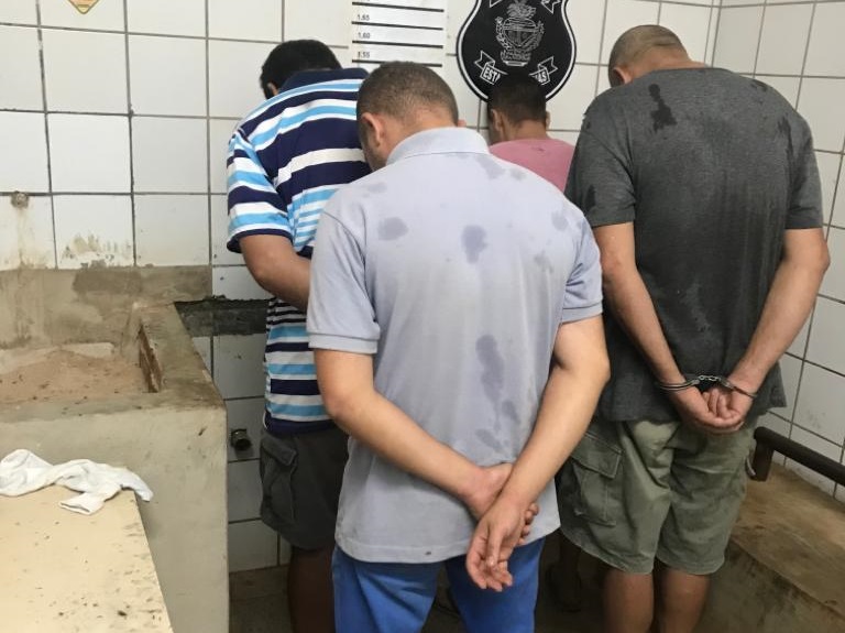 Quatro homens foram presos nesta em quarta-feira (23), Brazlândia, Distrito Federal, suspeitos de fazerem parte de uma quadrilha especializada em roubos de cargas de cigarros (Foto: divulgação/Polícia Militar)